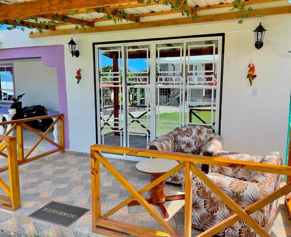 Posada Villa Bryan Rocky Point Exterior foto